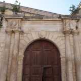 Di l� a pochi passi sorge il trecentesco Palazzo De Ferraris Regna, ristrutturato nel 1586 come testimoniato dall�epigrafe posta sull�architrave del portone ligneo